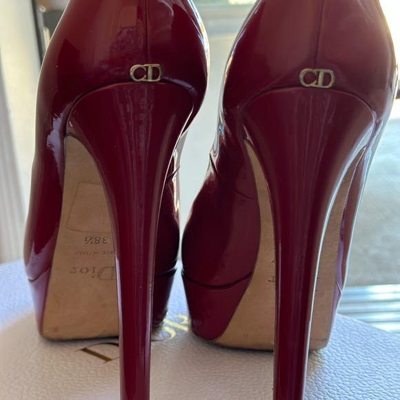 Dior, patent leather heels size 38.5 runs small good for 38 (US8) - Picture 2 of 4